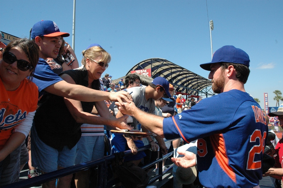 NY Mets player signing autograph